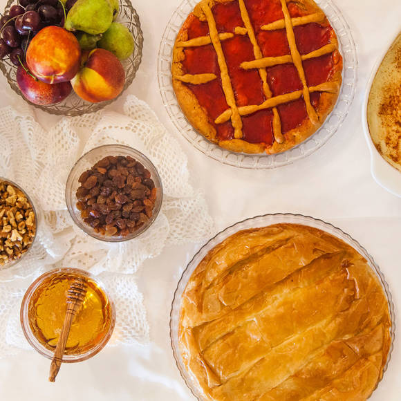 Nami Hotel Suites Restaurant pies, puddings and honey